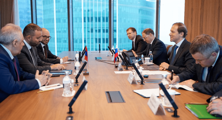 Денис Мантуров провел встречу с министром экономики Республики Армения Ваганом Керобяном