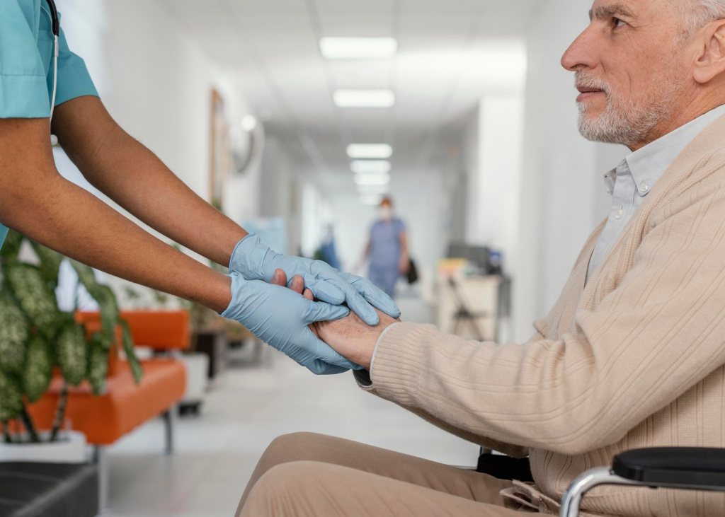 close-up-health-worker-helping-patient (1).jpg Права пациентов