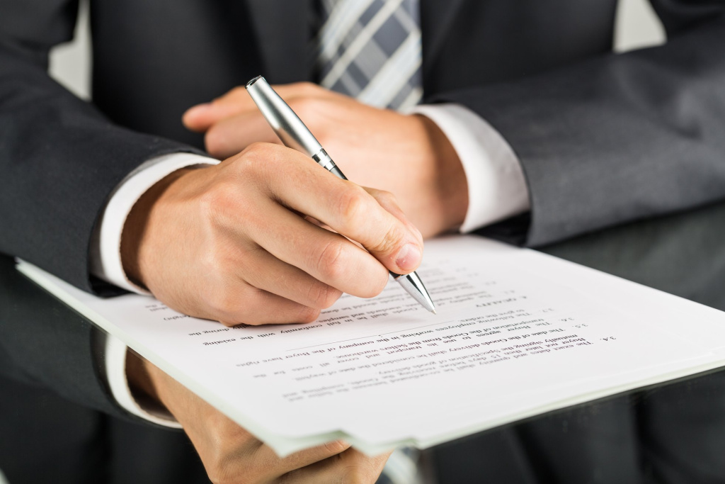 closeup-businessman-signing-contract (1).jpg Форма документа
