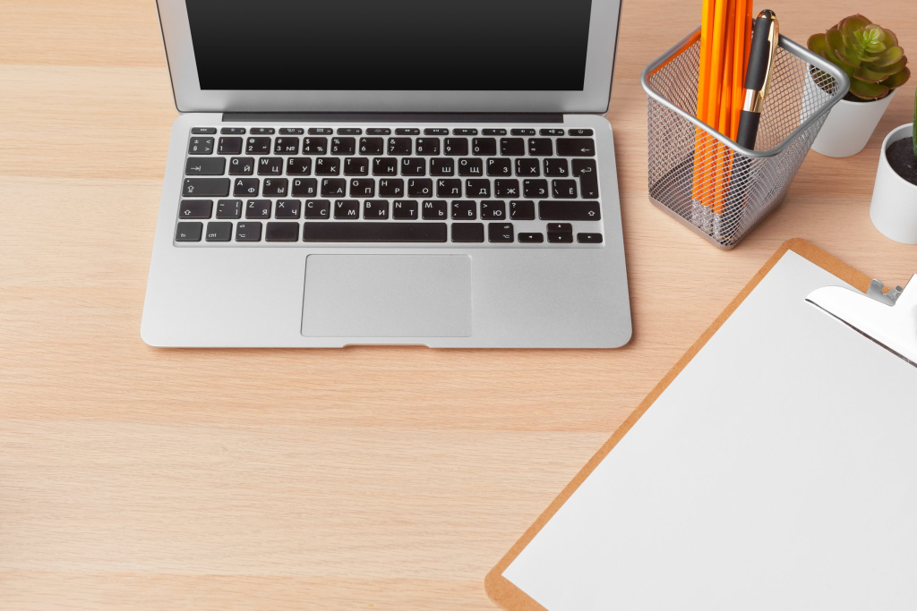 paperwork-in-the-office-and-laptop-on-the-desktop-2021-12-09-01-52-41-utc (1).jpg Сертификация мед изделий