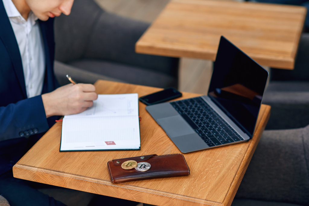 workplace-successful-businessman-with-notebook-laptop-wallet-smartphone (1).jpg Реестр ФГИС СОУТ