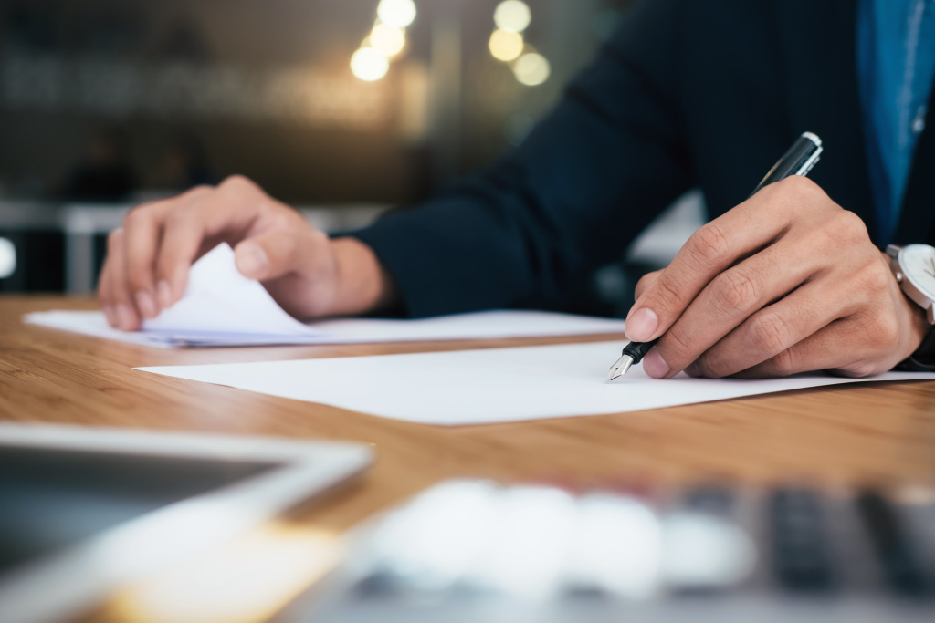 working-business-people-analyse-high-performance-marketing-data-min.jpg Сертификация систем безопасности