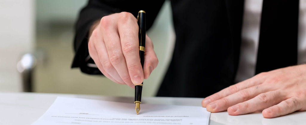 business-man-approve-sign-on-business-document-bu-2022-11-17-12-29-46-utc (1).jpg Проверка подлинности сертификата