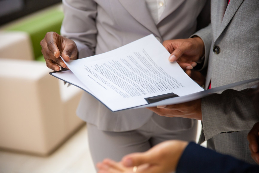 diverse-business-partners-reading-contract-together (1).jpg Декларация