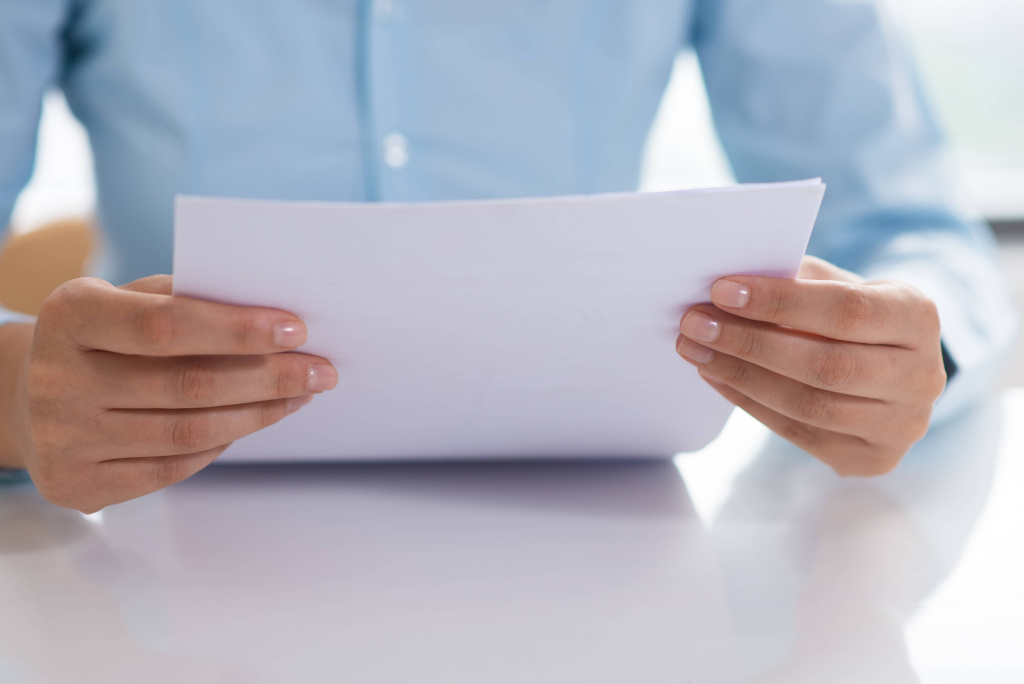 closeup-person-reading-document-min.jpg Проектная документация