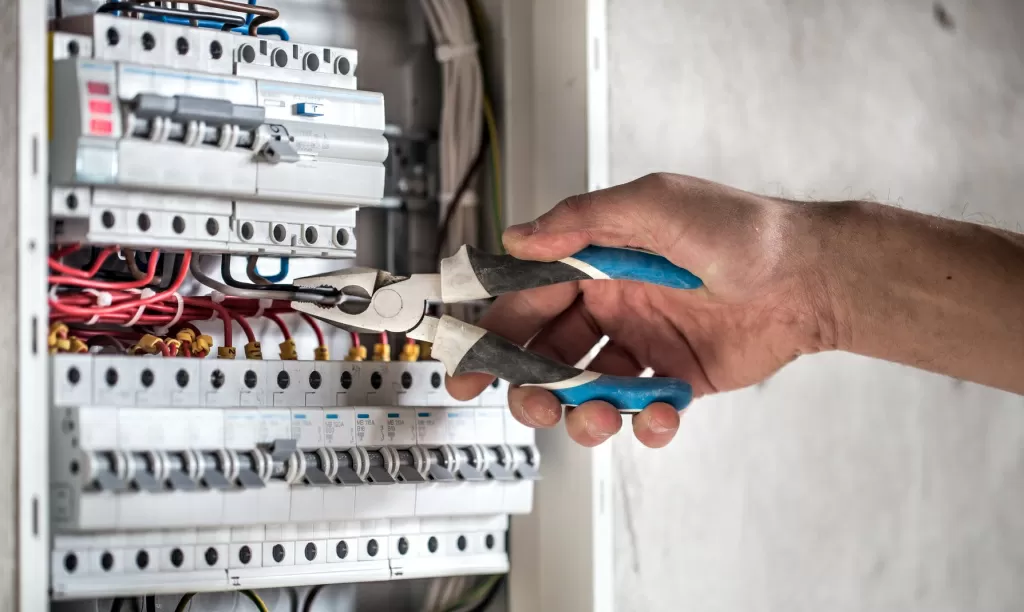 electrical-technician-working-switchboard-with-fuses (2).jpg Низковольтное оборудование